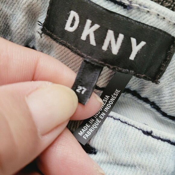 DKNY Sz 27 Women's Ankle Jeans Intentional Distressing Light Wash Mid Rise VGC - Picture 11 of 12